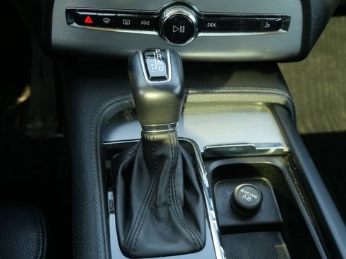 Used 2018 Volvo XC90 T5 Momentum w/ Convenience Package image 21