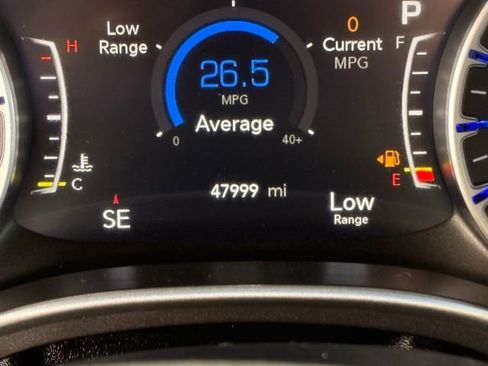 Used 2024 Chrysler Pacifica Touring-L image 4