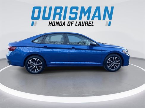 Used 2024 Volkswagen Jetta Sport image 9