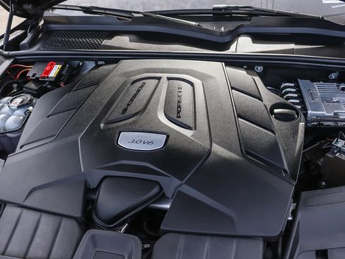 Used 2021 Porsche Cayenne w/ Driver Memory Package image 28