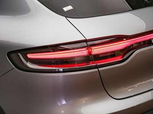 Certified 2022 Porsche Macan AWD/4WD image 15