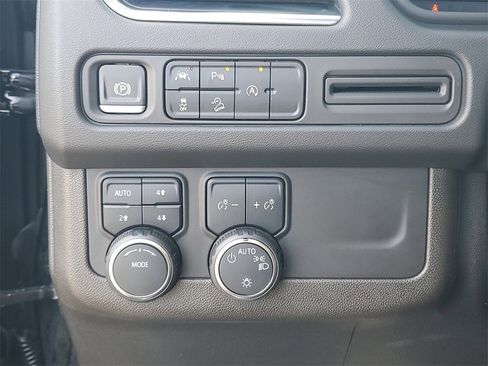 Used 2024 Chevrolet Suburban Premier image 20