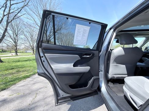Used 2022 Toyota Highlander XLE image 25