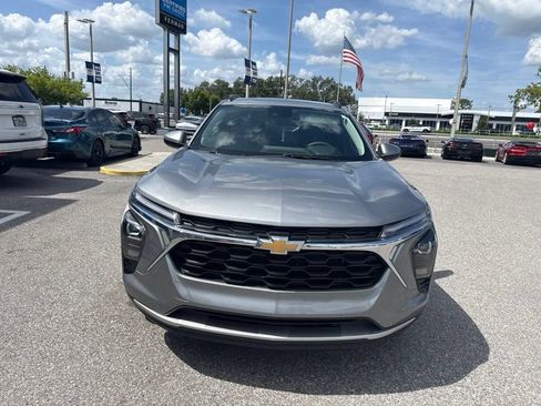 Used 2025 Chevrolet Trax LT FWD image 2