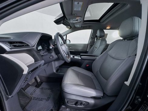 Used 2024 Toyota Sienna Limited image 15