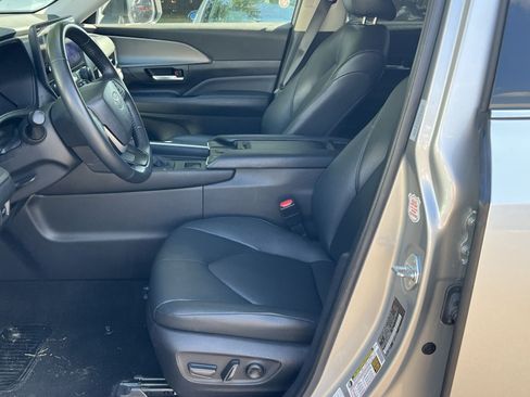 Used 2025 Toyota Grand Highlander AWD image 12