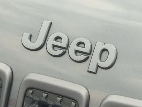 Used 2022 Jeep Cherokee Trailhawk w/ Premium Leather Package AWD/4WD image 12