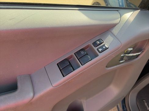 Used 2015 Nissan Frontier SV image 10