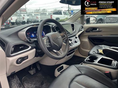 Used 2024 Chrysler Pacifica Plug in Hybrid Select Fwd image 15