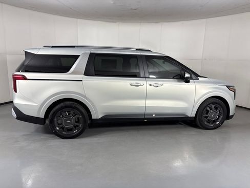 New 2026 Kia Carnival EX FWD image 9
