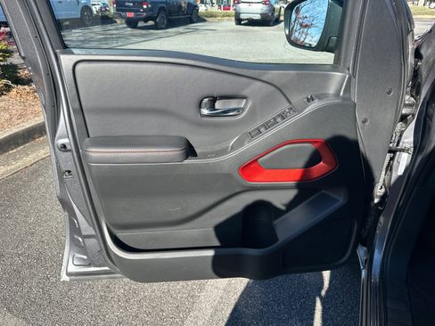 Used 2024 Nissan Frontier PRO-4X image 10