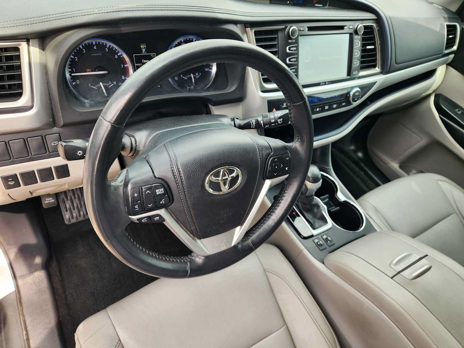 Used 2014 Toyota Highlander XLE FWD image 2