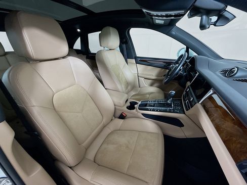 Certified 2021 Porsche Macan image 28