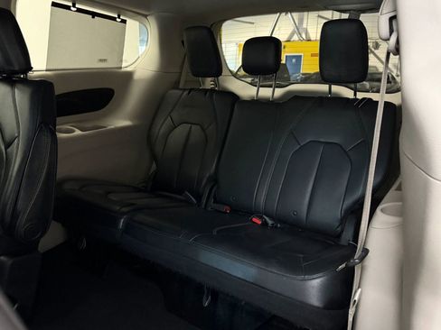 Used 2017 Chrysler Pacifica Touring-L image 18