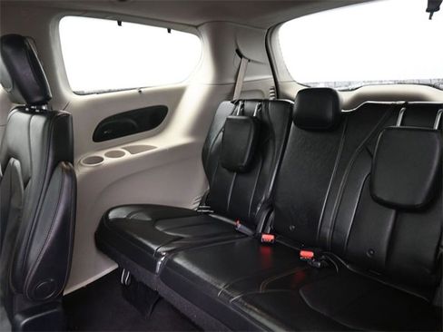 Used 2018 Chrysler Pacifica Touring-L Plus w/ Tire & Wheel Group image 19