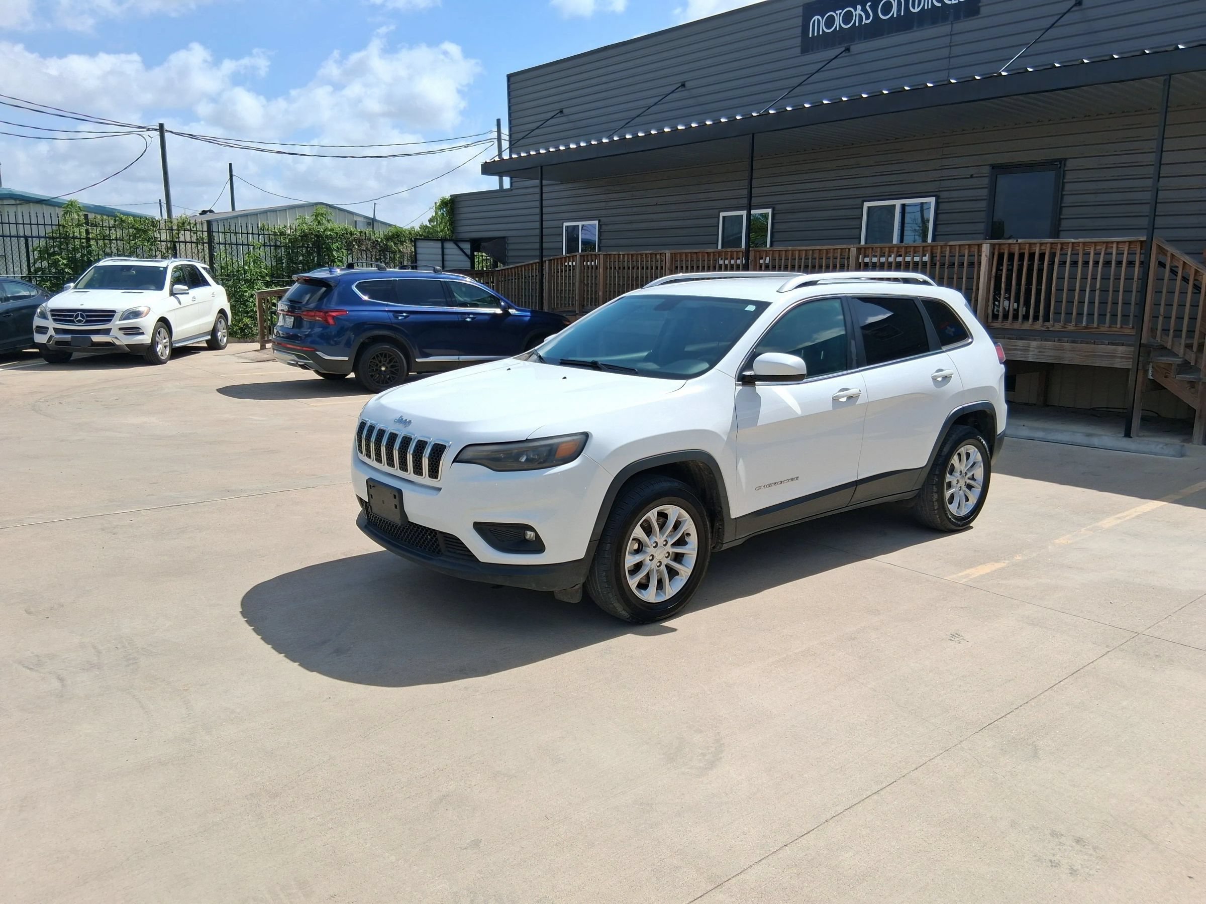 Used 2019 Jeep Cherokee Latitude w/ Popular Appearance Group AWD/4WD image 1