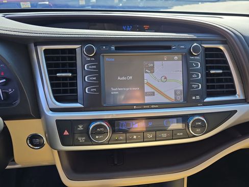 Used 2018 Toyota Highlander XLE w/ Carpet Mat Package (TMS) FWD image 27