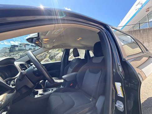 Used 2015 Jeep Cherokee Sport FWD image 14