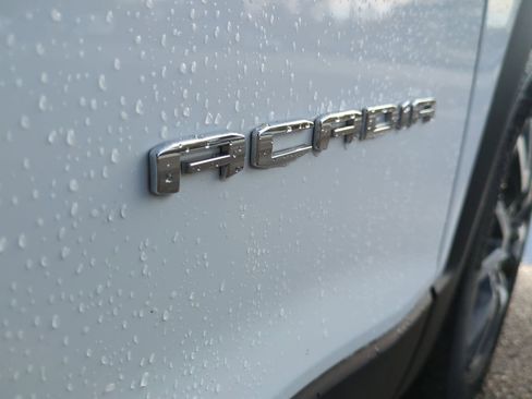 Certified 2023 GMC Acadia SLE w/ Driver Convenience Package image 32