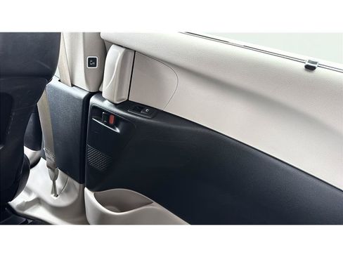 Used 2024 Chrysler Pacifica Touring-L FWD image 19