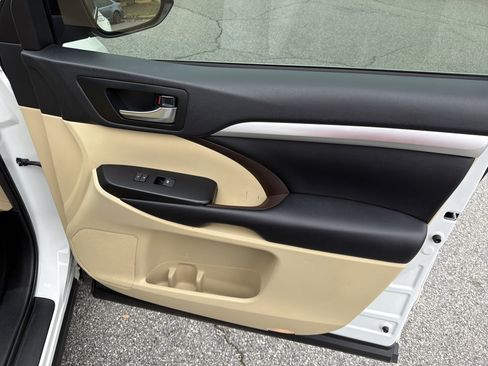 Used 2019 Toyota Highlander XLE image 17