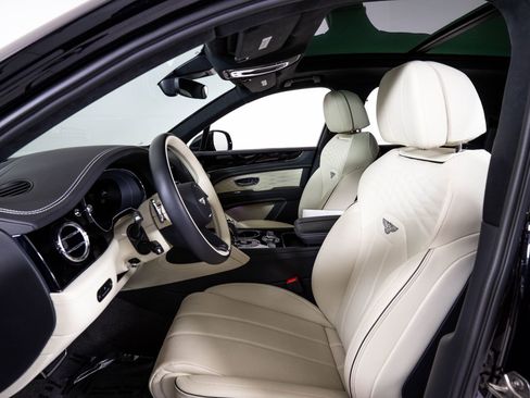 Used 2025 Bentley Bentayga AWD/4WD image 16