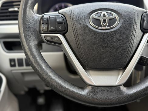 Used 2016 Toyota Highlander LE FWD image 26