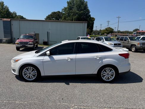 Used 2017 Ford Focus Titanium FWD image 3