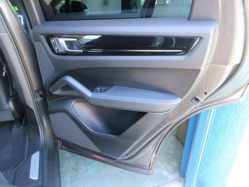 Used 2023 Porsche Cayenne AWD/4WD image 32