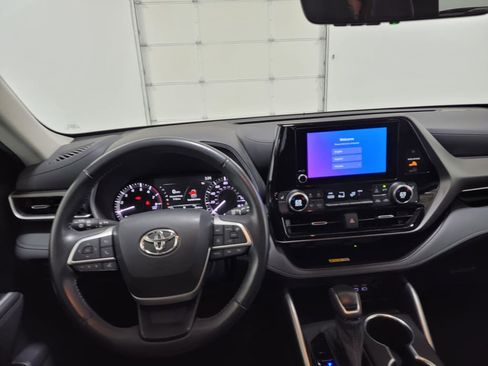 Used 2023 Toyota Highlander XLE AWD/4WD image 12