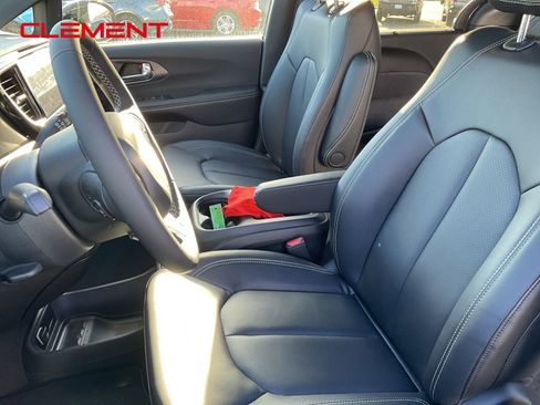 New 2026 Chrysler Pacifica Select image 17