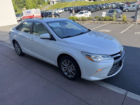 Used 2017 Toyota Camry XLE FWD image 6