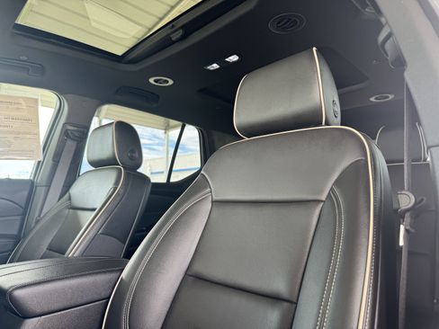 Used 2023 Chevrolet Traverse Premier image 12