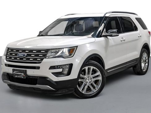 Used 2016 Ford Explorer XLT w/ Equipment Group 202A FWD image 4