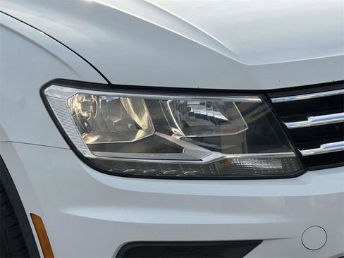 Used 2018 Volkswagen Tiguan SE w/ Panoramic Sunroof Package image 7