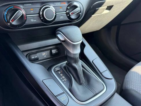 Used 2025 Kia Soul LX w/ LX Technology Package FWD image 19