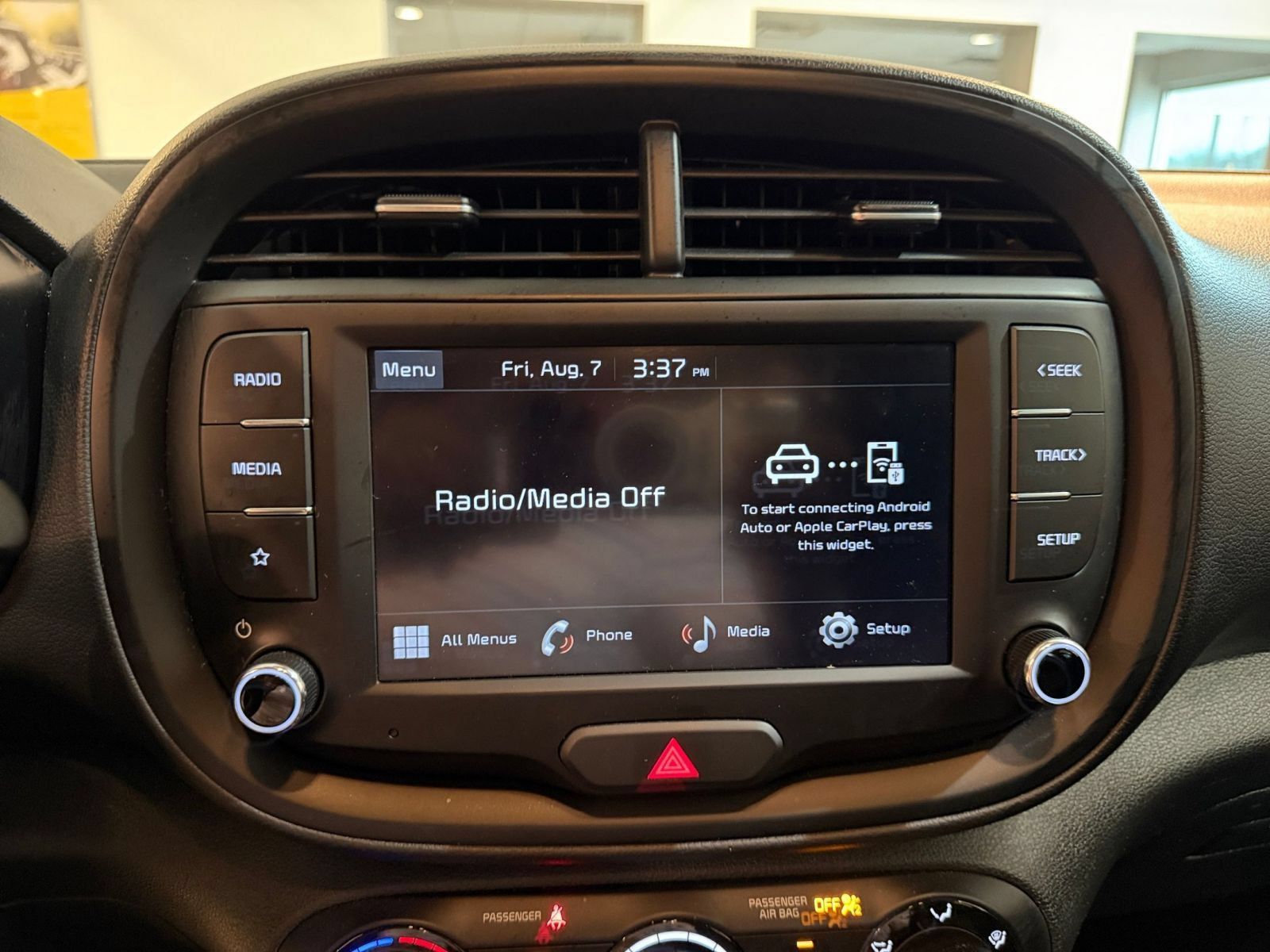Used 2025 Kia Soul LX w/ LX Technology Package FWD image 19
