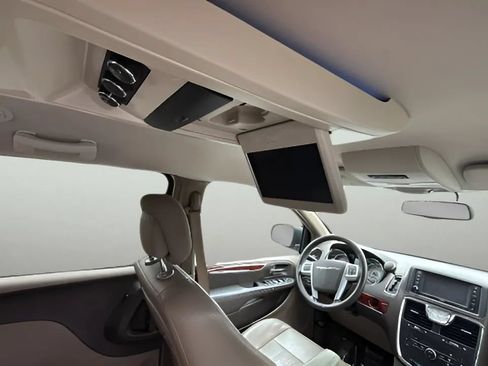 Used 2012 Chrysler Town & Country Touring w/ Entertainment Group #1 FWD image 9
