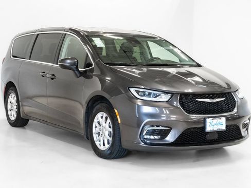 Used 2023 Chrysler Pacifica Touring-L FWD image 6