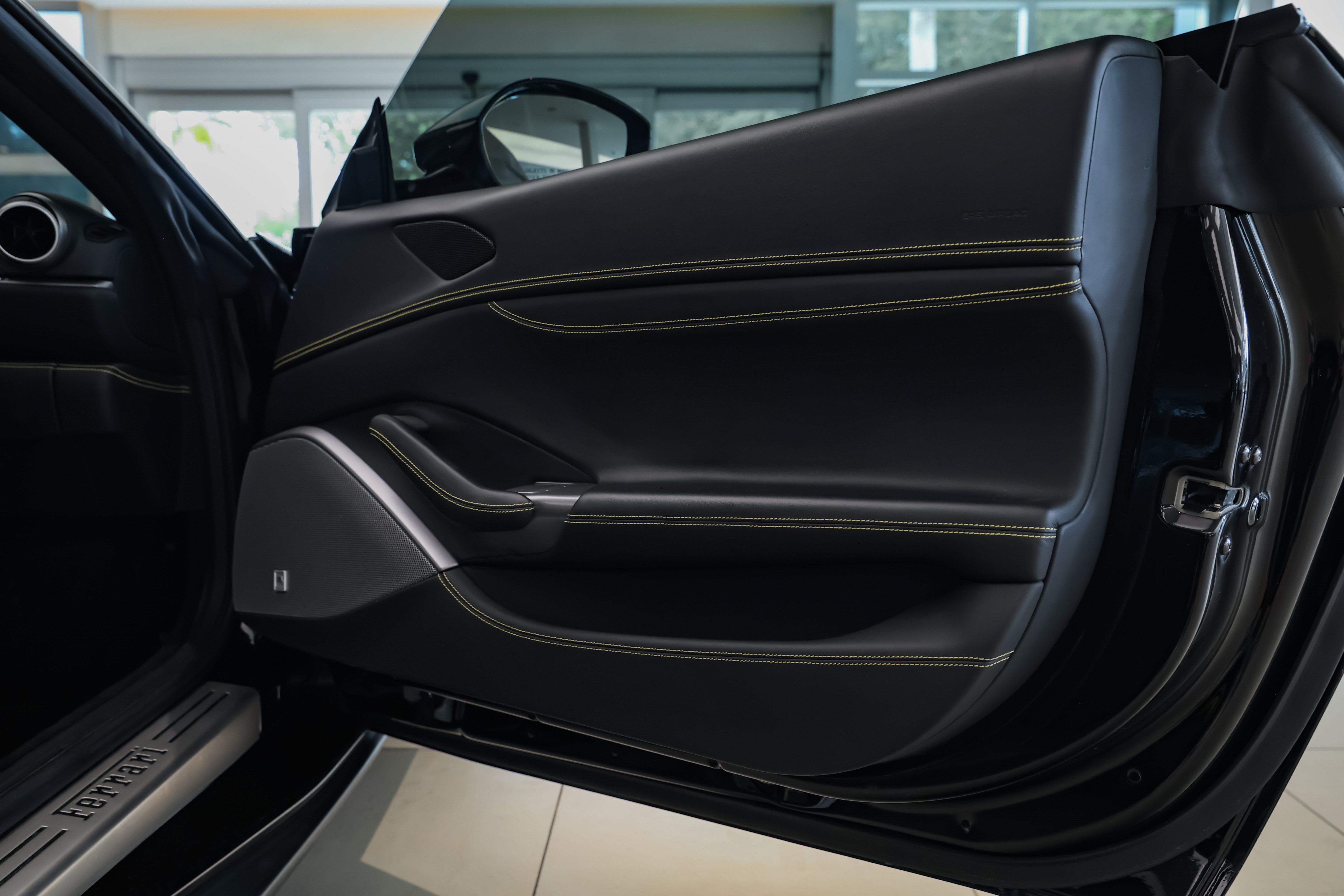Used 2019 Ferrari Portofino RWD image 23