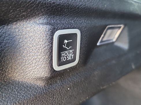 Used 2023 Jeep Grand Cherokee L Laredo image 12