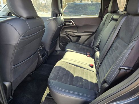 Used 2025 Mitsubishi Outlander SE image 17