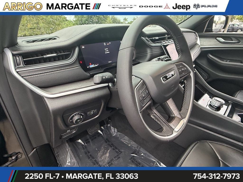 Used 2025 Jeep Grand Cherokee Limited RWD image 10