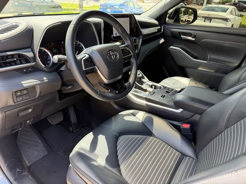 Used 2023 Toyota Highlander XSE FWD image 9