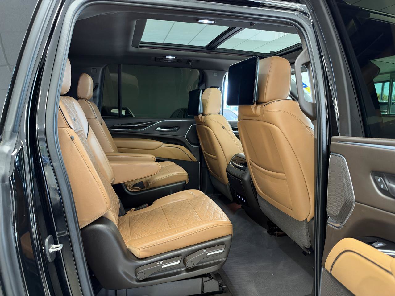 Used 2021 Cadillac Escalade ESV Sport AWD/4WD image 24