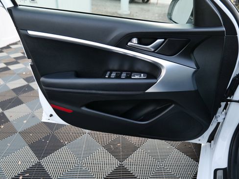 Used 2023 Genesis G70 2.0T image 13