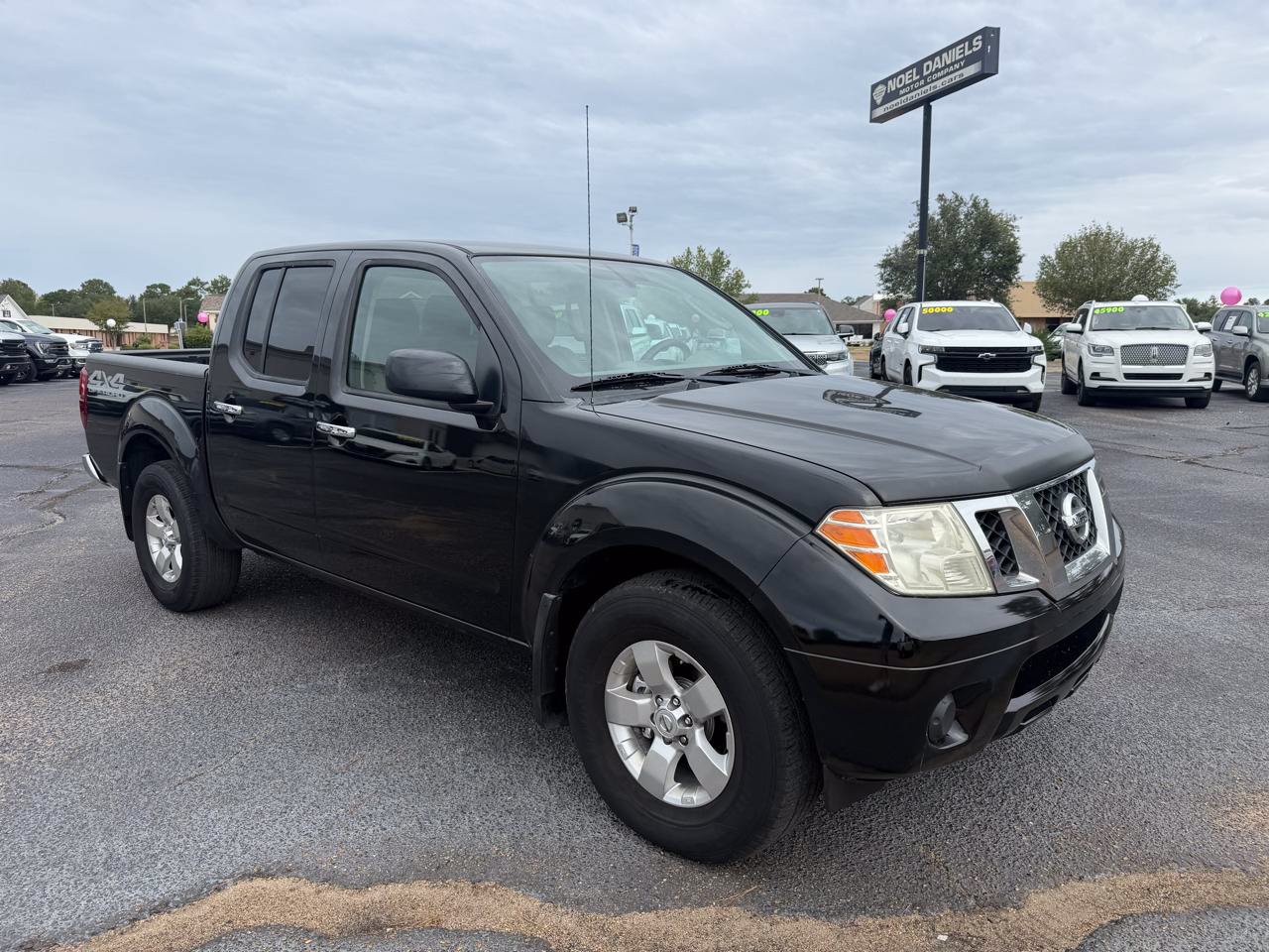 Used 2011 Nissan Frontier SV AWD/4WD image 2