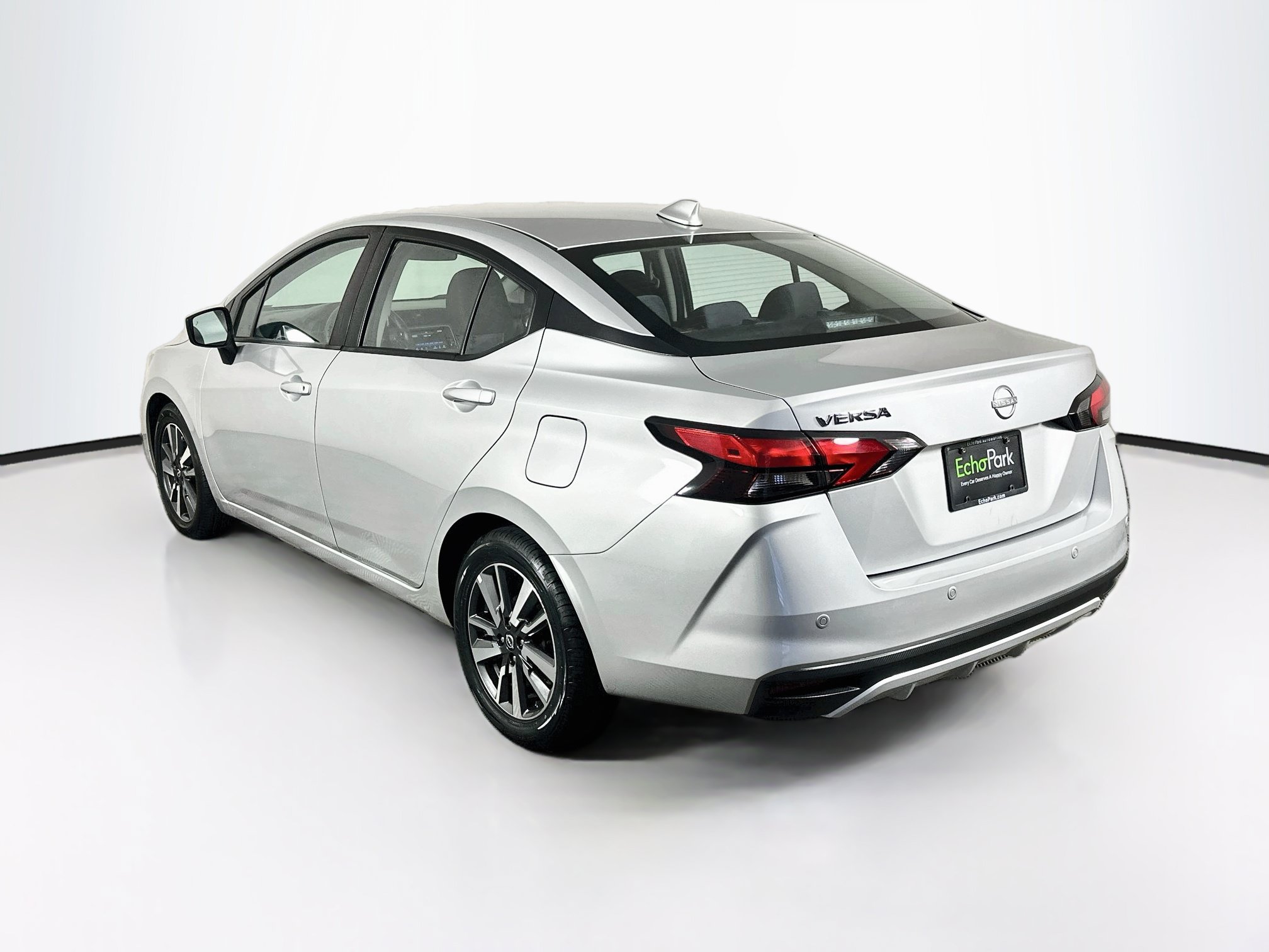 Used 2025 Nissan Versa SV FWD image 5