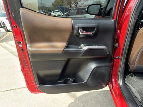 Used 2019 Toyota Tacoma Limited image 18