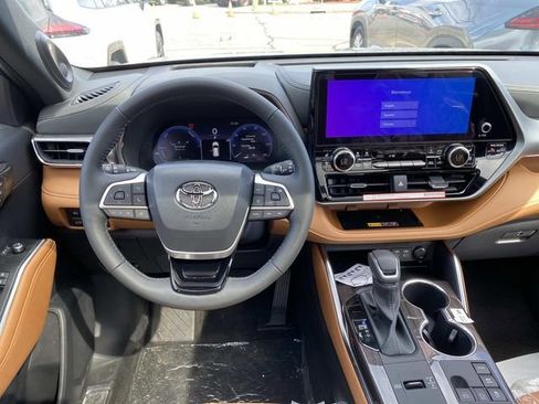 New 2026 Toyota Highlander Platinum AWD/4WD image 10